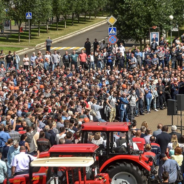 Mitarbeiter einer Traktorenfabrik in Belarus legten für Solidaritätsbekundungen mit den Anti-Regierungs-Protesten ihre Arbeit nieder.