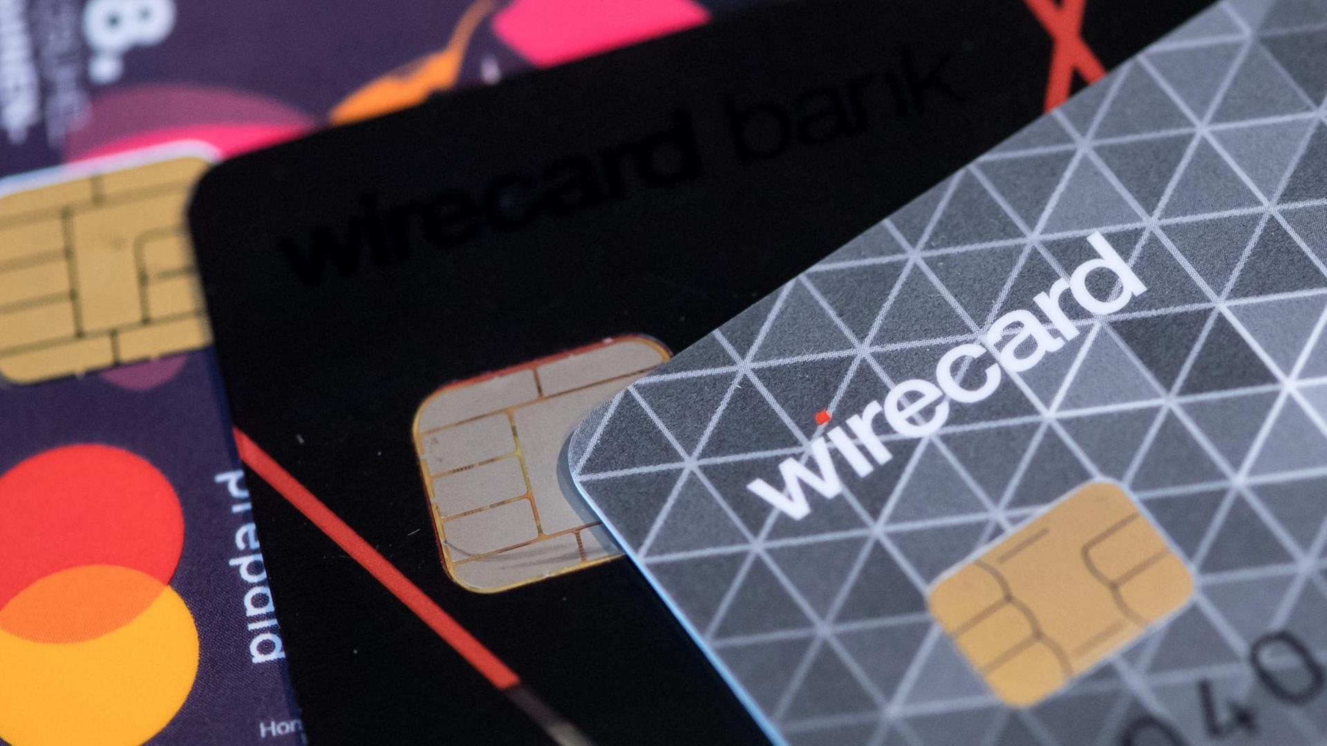 Kreditkarten zum kontaktlosen Bezahlen in einem Showroom von Wirecard. Foto: Sven Hoppe/dpa | Verwendung weltweit