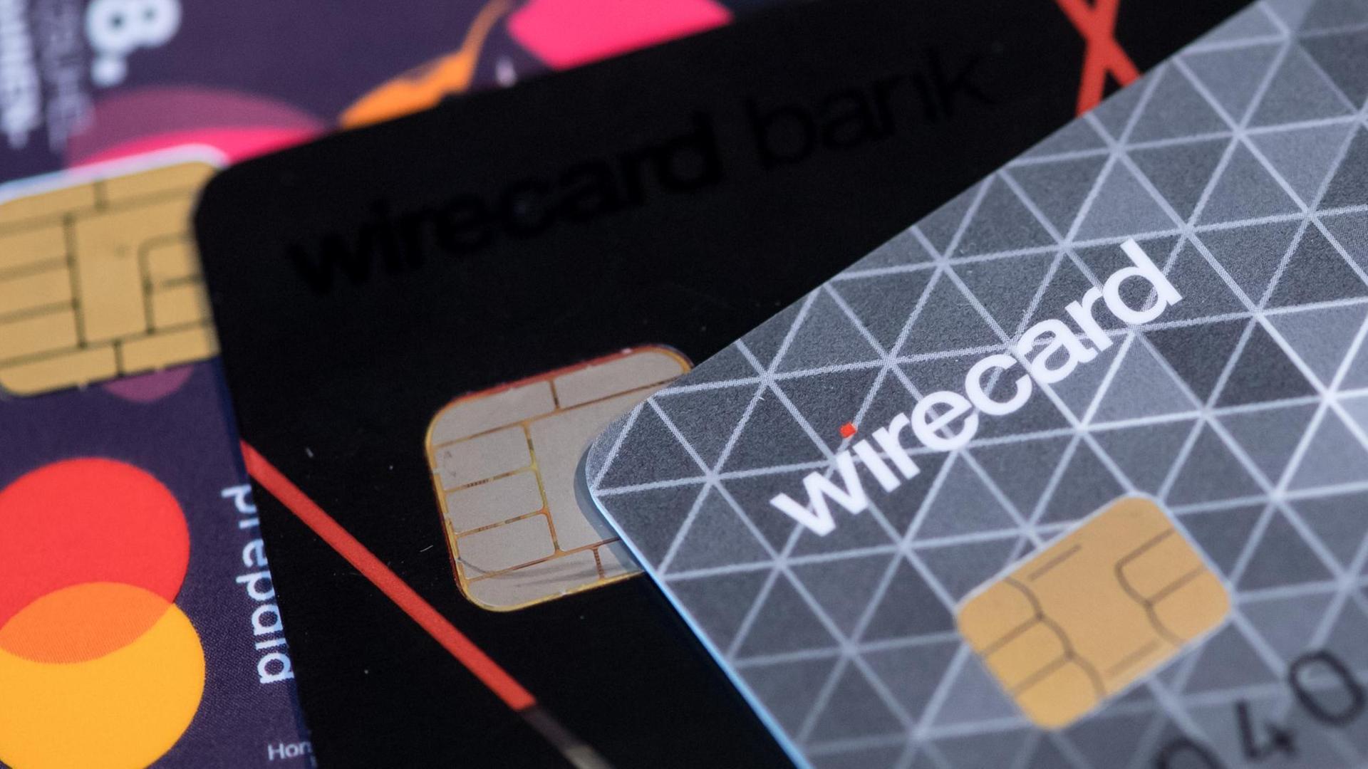 Kreditkarten zum kontaktlosen Bezahlen in einem Showroom von Wirecard. Foto: Sven Hoppe/dpa | Verwendung weltweit Kreditkarten zum kontaktlosen Bezahlen in einem Showroom von Wirecard. Foto: Sven Hoppe/dpa | Verwendung weltweit