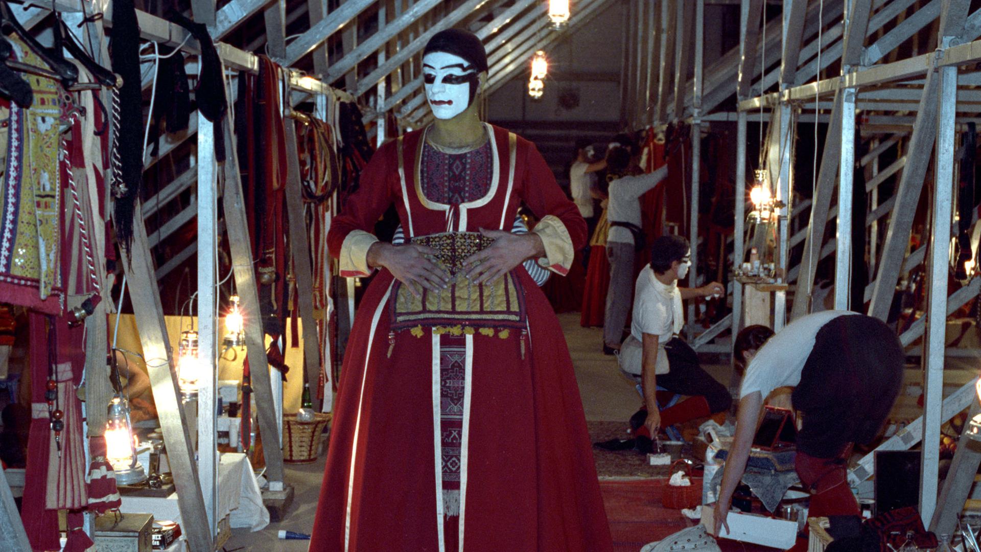Blick in die Garderobe des Théâtre du Soleil bei einer Inszenierung auf den Berliner Festwochen, 1991.