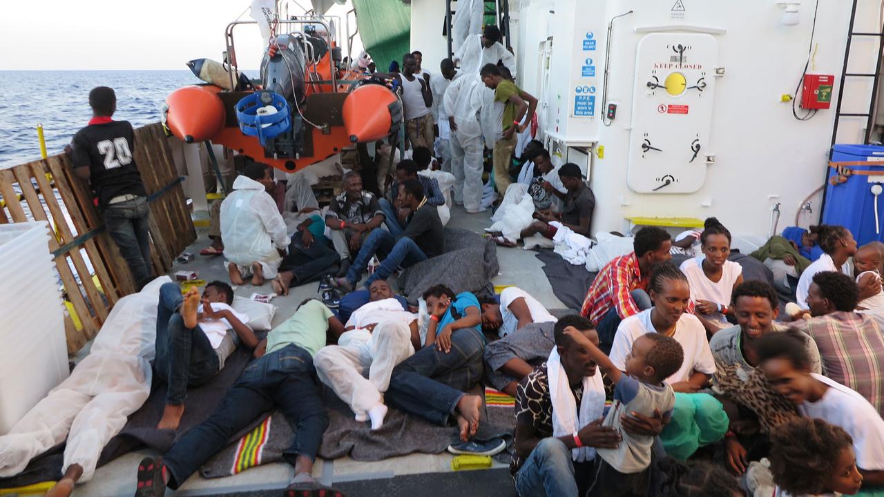 Gerettete Flüchtlinge auf einem Schiff der Hilfsorganisation SOS Mediterranee Gerettete Flüchtlinge auf einem Schiff der Hilfsorganisation SOS Mediterranee