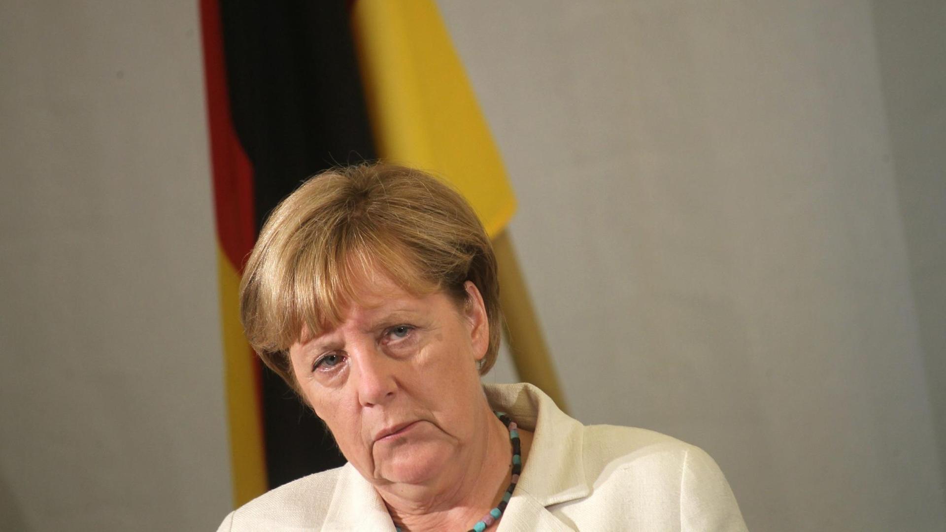 Bundeskanzlerin Angela Merkel schaut bei einer Pressekonferenz in Estland kritisch Bundeskanzlerin Angela Merkel schaut bei einer Pressekonferenz in Estland kritisch