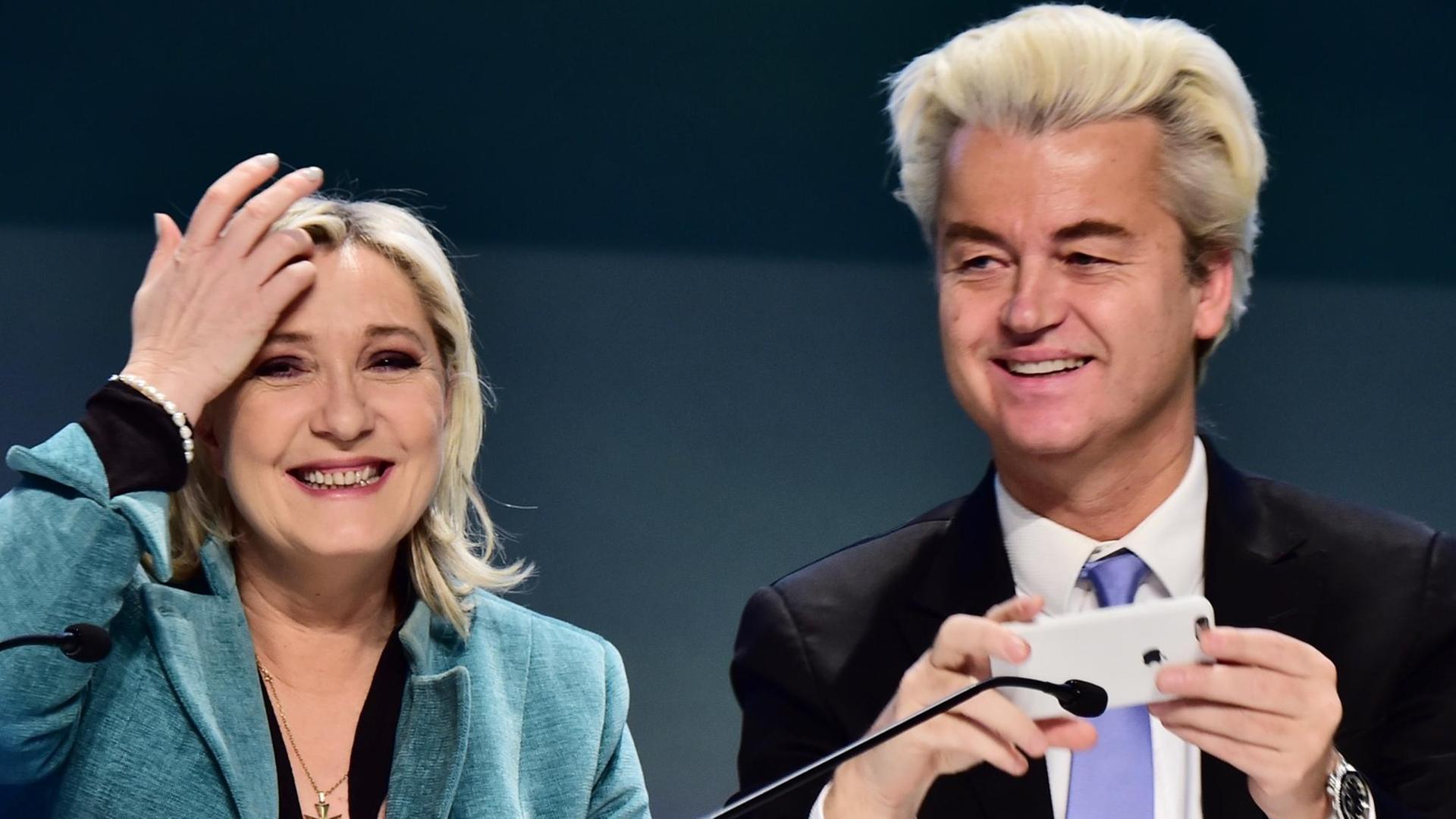 Marine Le Pen, Parteichefin des Front National in Frankreich und Geert Wilders, Vorsitzender der niederländischen "Partei für die Freiheit", bei einem Treffen im Januar 2016. Marine Le Pen, Parteichefin des Front National in Frankreich und Geert Wilders, Vorsitzender der niederländischen "Partei für die Freiheit", bei einem Treffen im Januar 2016.