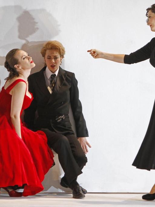 "Ariadne auf Naxos" in der Staatsoper Berlin. Es spielen (v.l.n.r.): Brenda Rae, Marina Prudenskaya, Camilla Nylund.