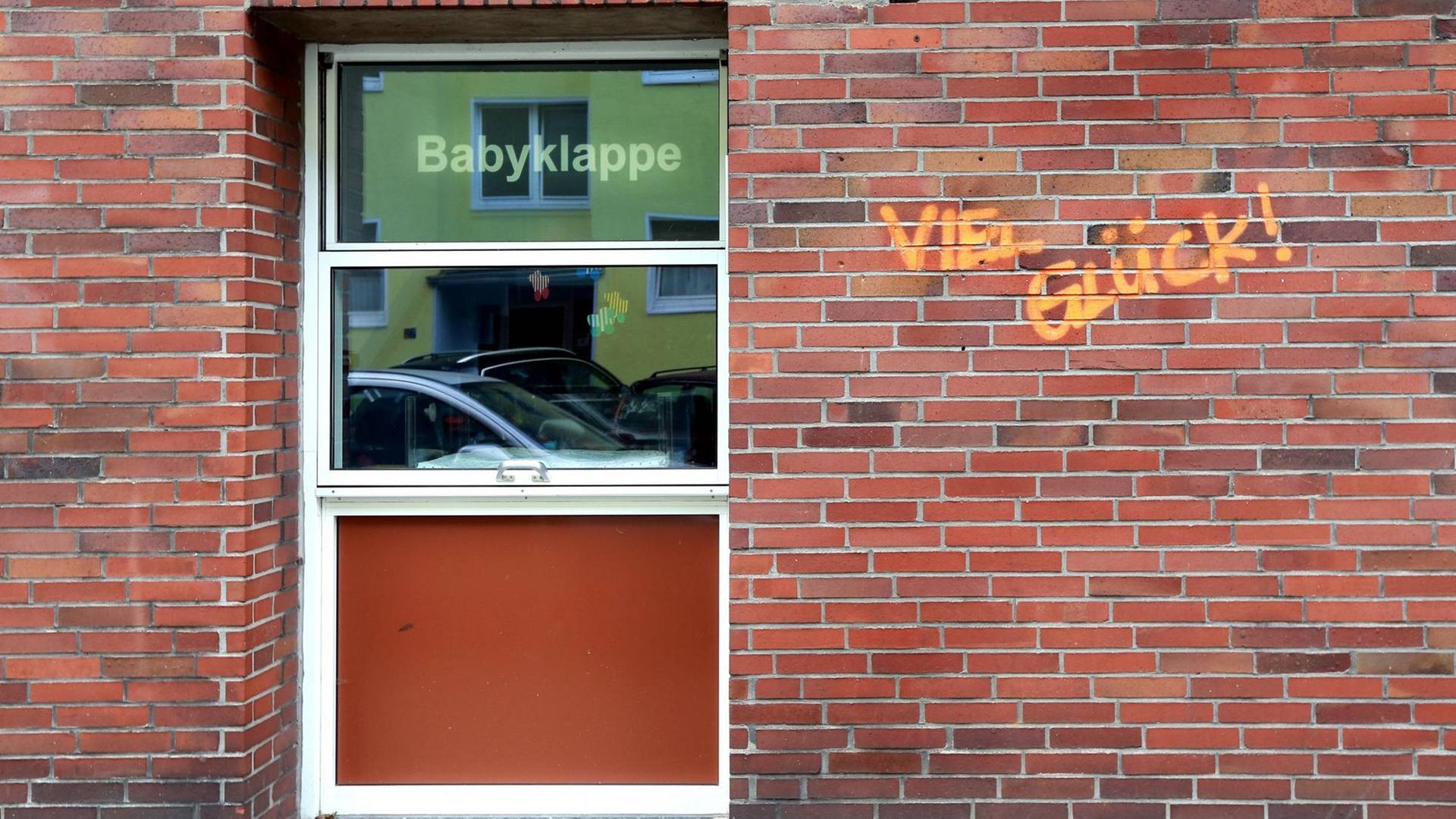 Die Babyklappe einer Kinderklinik. Die Babyklappe einer Kinderklinik.