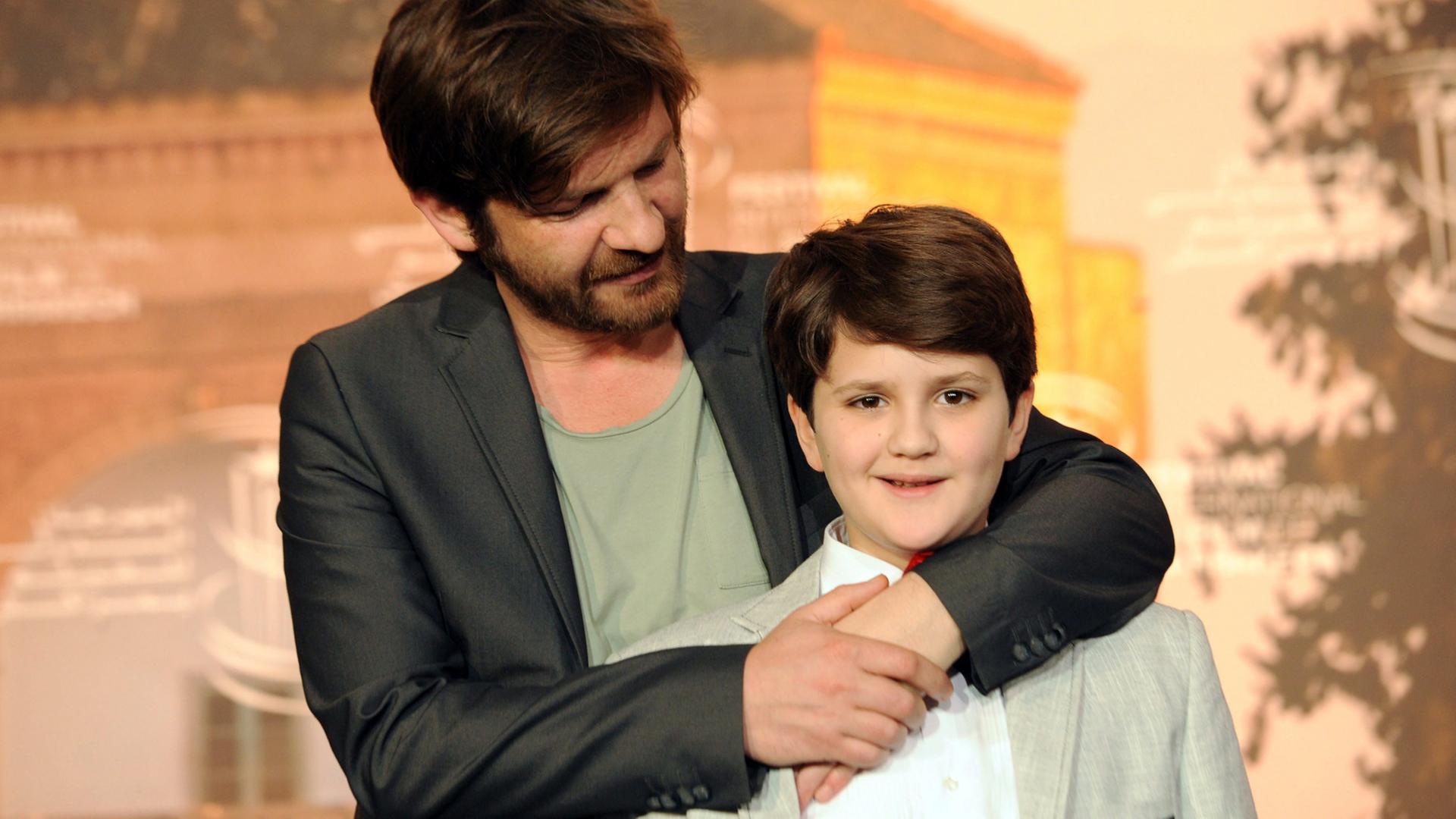Der Regisseur Visar Morina (l.) und sein Hauptdarsteller Val Maloku, aufgenommen während eines Photocalls für den Film "Babai" auf dem 15. internationalen Filmfestivals 2015 in Marrakesch Der Regisseur Visar Morina (l.) und sein Hauptdarsteller Val Maloku, aufgenommen während eines Photocalls für den Film "Babai" auf dem 15. internationalen Filmfestivals 2015 in Marrakesch