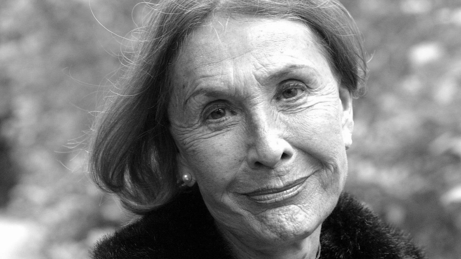 Eine Porträtaufnahme der Schriftstellerin Angelika Schrobsdorff aus dem Jahr 2002 Eine Porträtaufnahme der Schriftstellerin Angelika Schrobsdorff aus dem Jahr 2002