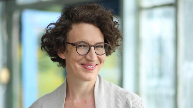 Lola Randl, Autorin von "Die Krone der Schöpfung" (Matthes & Seitz Verlag), Filmemacherin und Gärtnerin in der Uckermark. Lola Randl, Autorin von "Die Krone der Schöpfung" (Matthes & Seitz Verlag), Filmemacherin und Gärtnerin in der Uckermark.
