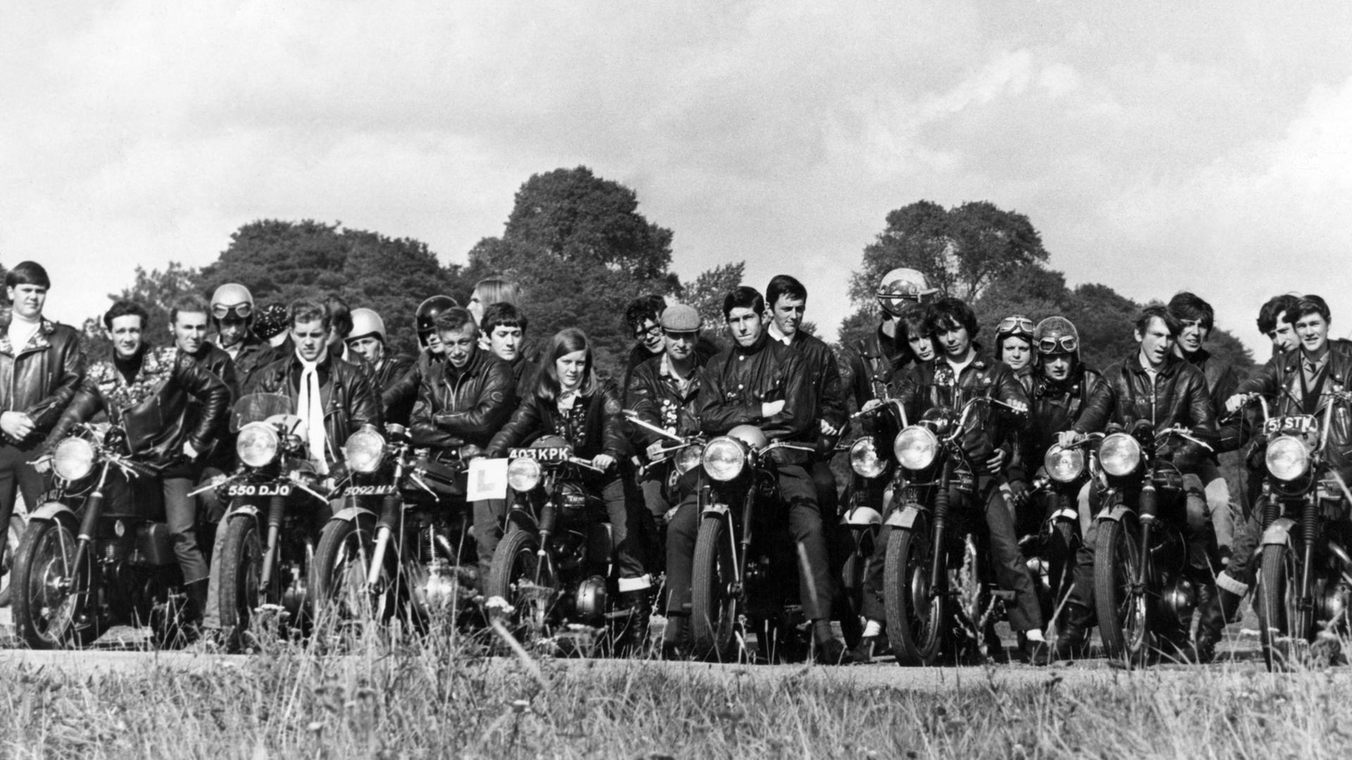 Rockergruppe posiert mit Motorrädern in den 1970er Jahren für ein Foto. Rockergruppe posiert mit Motorrädern in den 1970er Jahren für ein Foto.