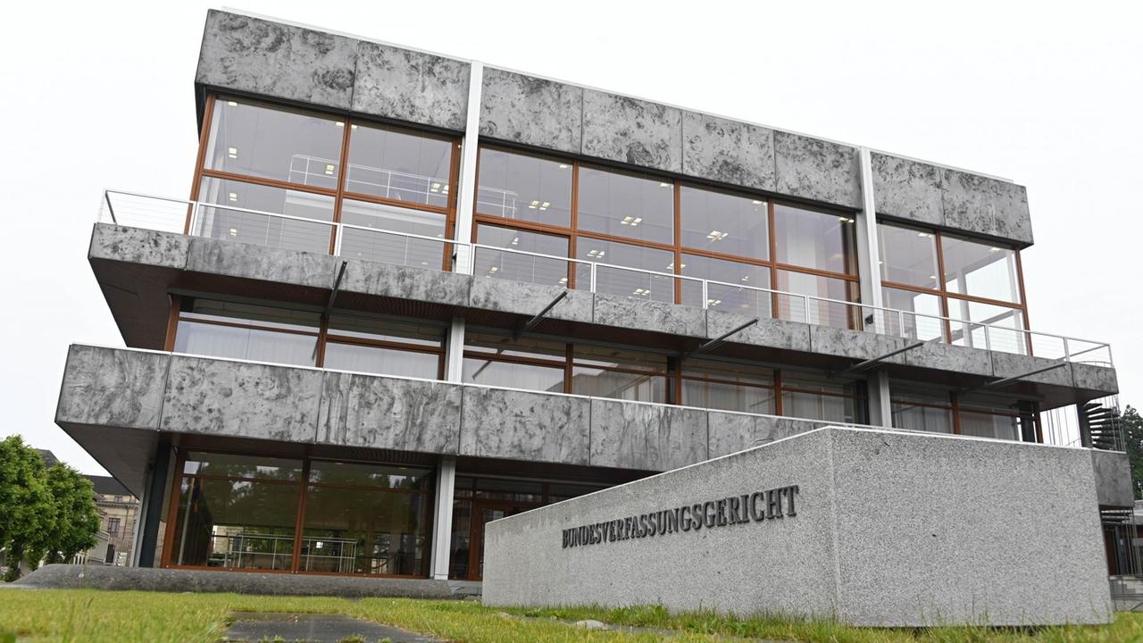 Gebäude des Bundesverfassungsgerichts mit dem Schriftzug Bundesverfassungsgericht davor. Gebäude des Bundesverfassungsgerichts mit dem Schriftzug Bundesverfassungsgericht davor.