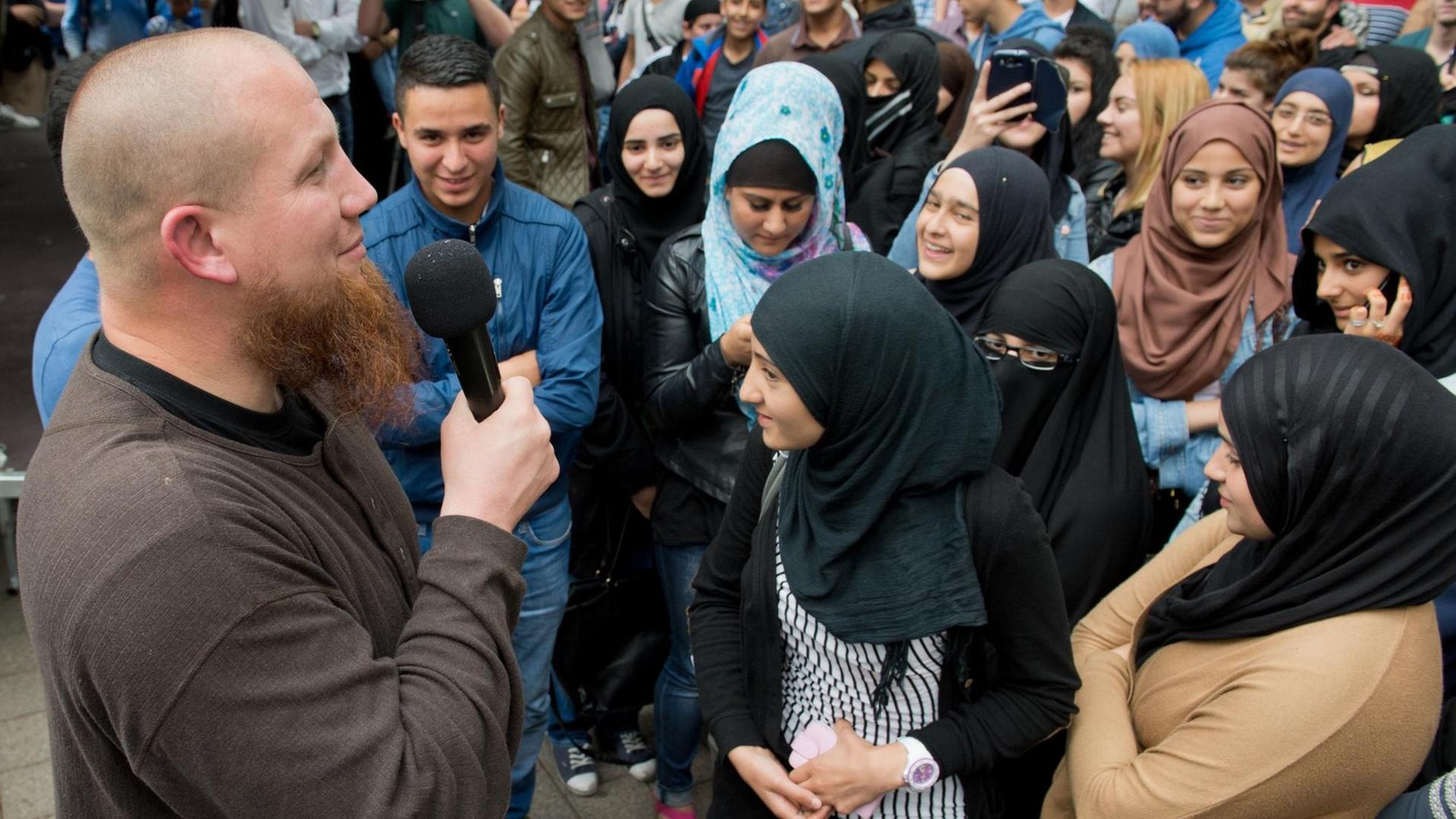 Der radikale Salafistenprediger Pierre Vogel (l) bei einer Kundgebung in Offenbach am Main (Hessen). Der radikale Salafistenprediger Pierre Vogel (l) bei einer Kundgebung in Offenbach am Main (Hessen).