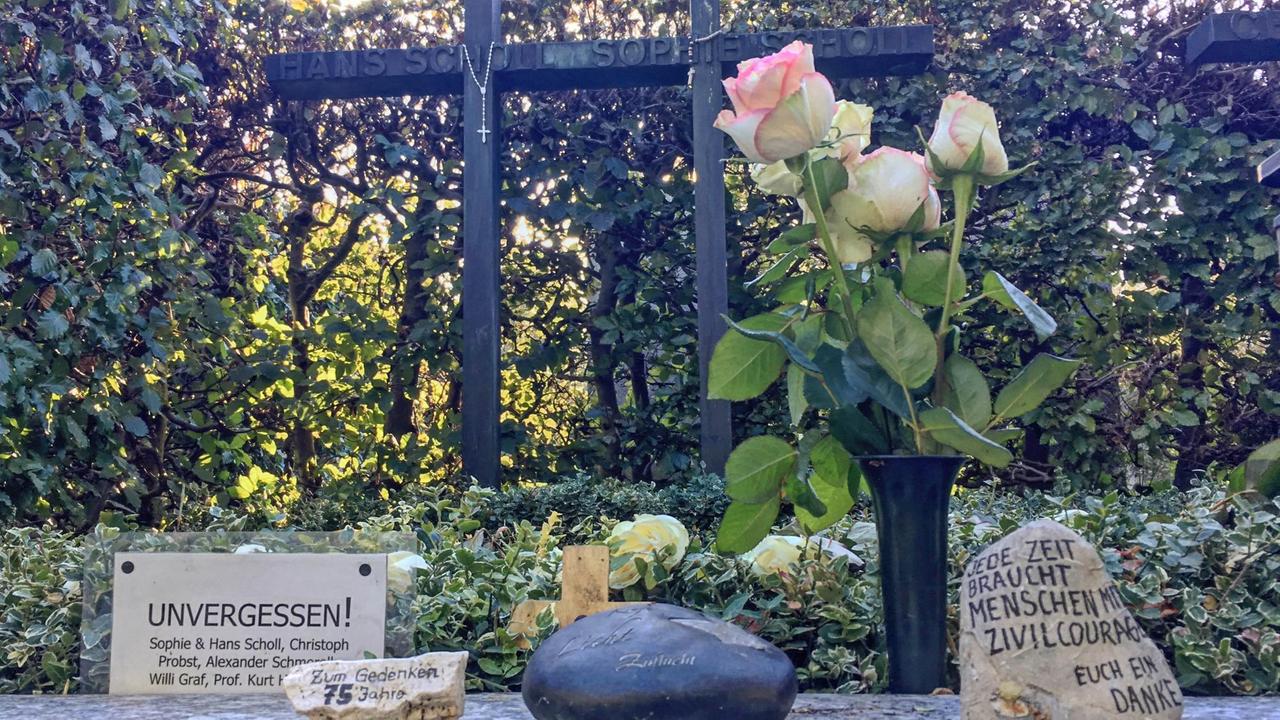 Gedenken zum Jubiläum an der Grabstätte von Hans und Sophie Scholl am Friedhof Perlacher Forst Gedenken zum Jubiläum an der Grabstätte von Hans und Sophie Scholl am Friedhof Perlacher Forst
