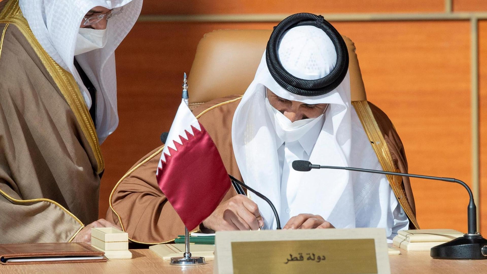 Das Foto zeigt den Emir von Katar, der einen Vertrag unterschreibt. Das Foto zeigt den Emir von Katar, der einen Vertrag unterschreibt.