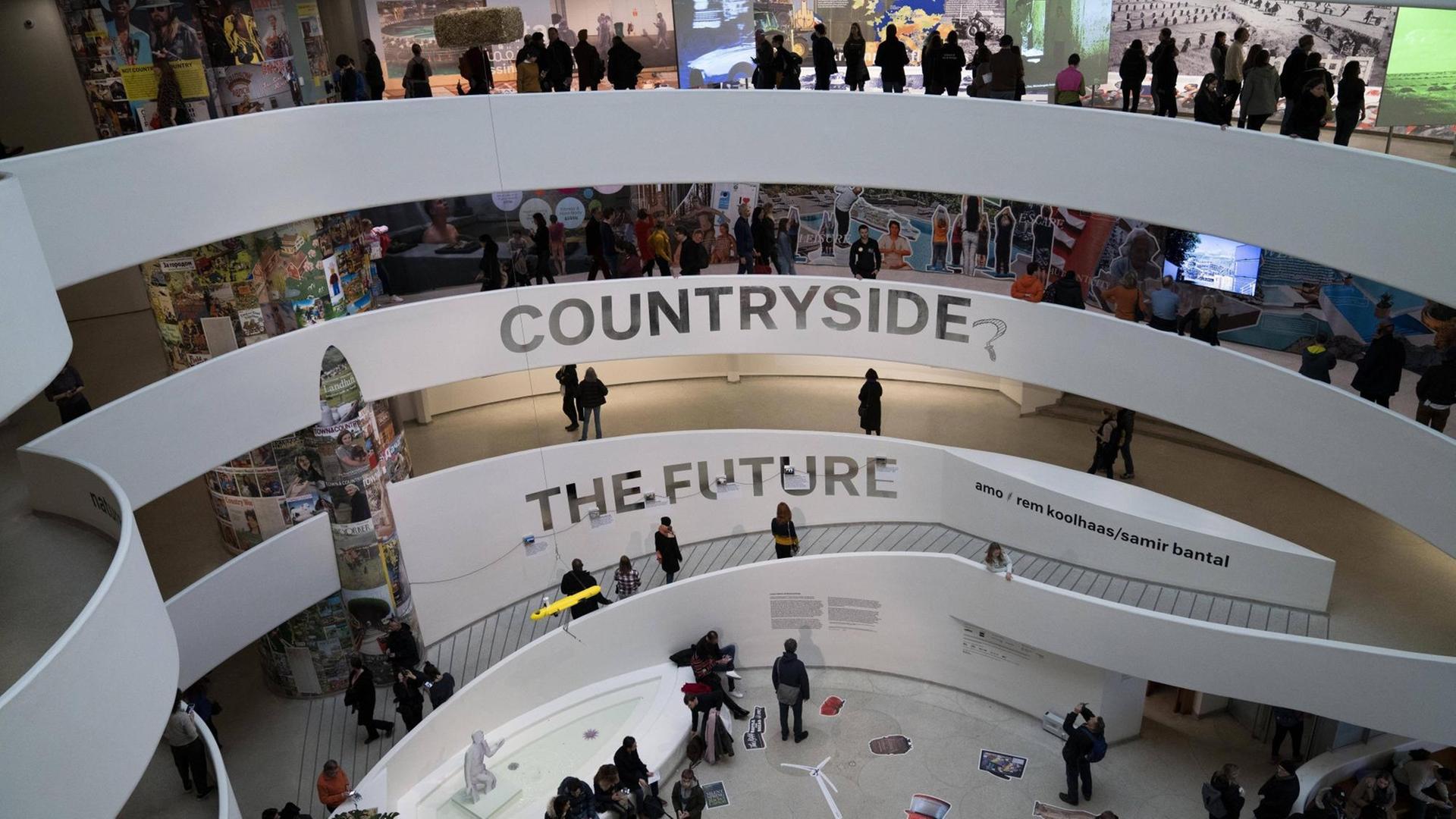 Besucher der Ausstellung "Countryside – The Future" des Architekten Rem Koolhaas im Guggenheim-Museum New York. Besucher der Ausstellung "Countryside – The Future" des Architekten Rem Koolhaas im Guggenheim-Museum New York.