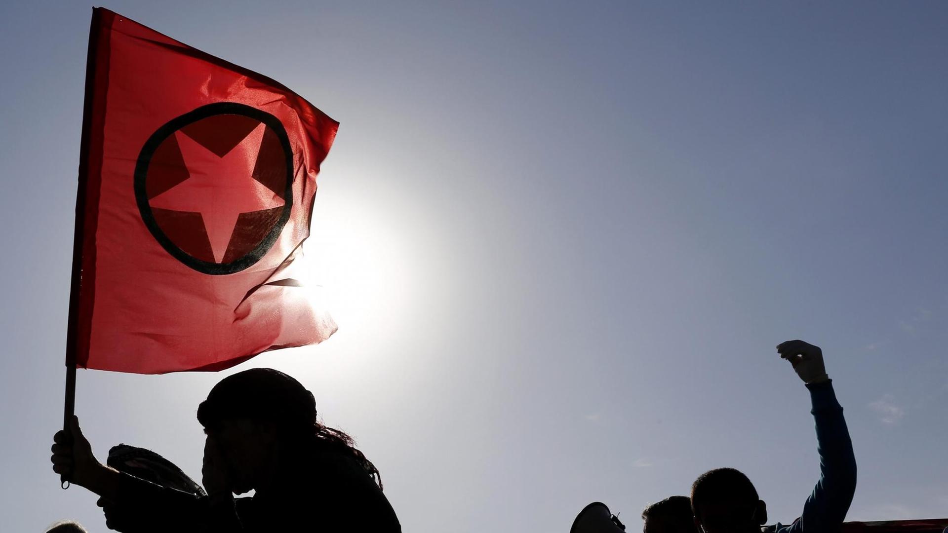 Ein Kurde mit der Flagge der verbotenen kurdischen Arbeiterpartei PKK Ein Kurde mit der Flagge der verbotenen kurdischen Arbeiterpartei PKK