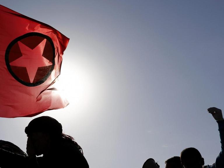 Ein Kurde mit der Flagge der verbotenen kurdischen Arbeiterpartei PKK