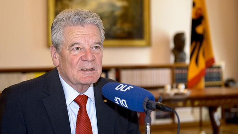 Deutschlands Bundespräsident Joachim Gauck bei der Aufzeichnung zum Interview der Woche im Deutschlandfunk Deutschlands Bundespräsident Joachim Gauck bei der Aufzeichnung zum Interview der Woche im Deutschlandfunk