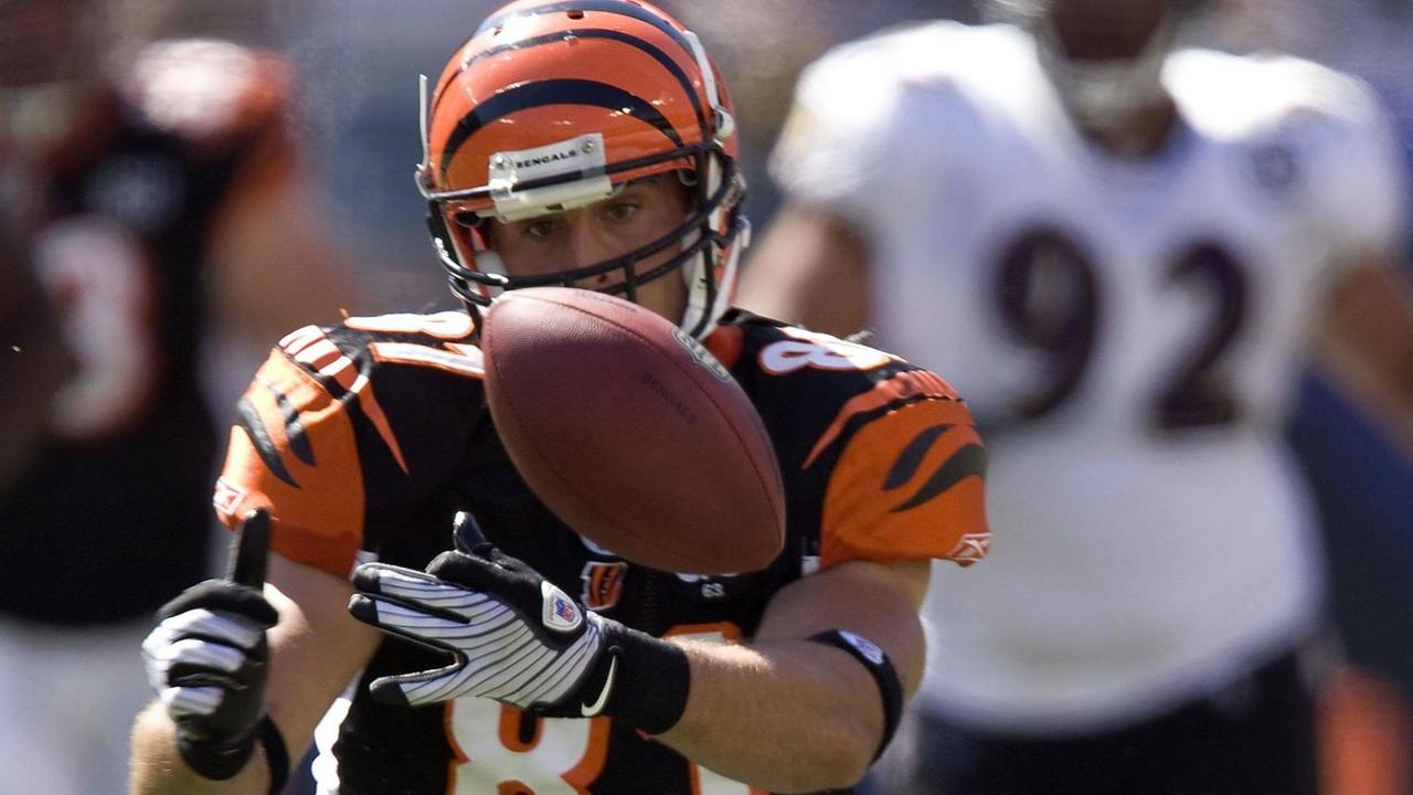 Ben Utech in einem Spiel seiner Cincinnati Bengals gegen die Baltimore Ravens 2008 versucht einen Ball zu fangen. Ben Utech in einem Spiel seiner Cincinnati Bengals gegen die Baltimore Ravens 2008 versucht einen Ball zu fangen.