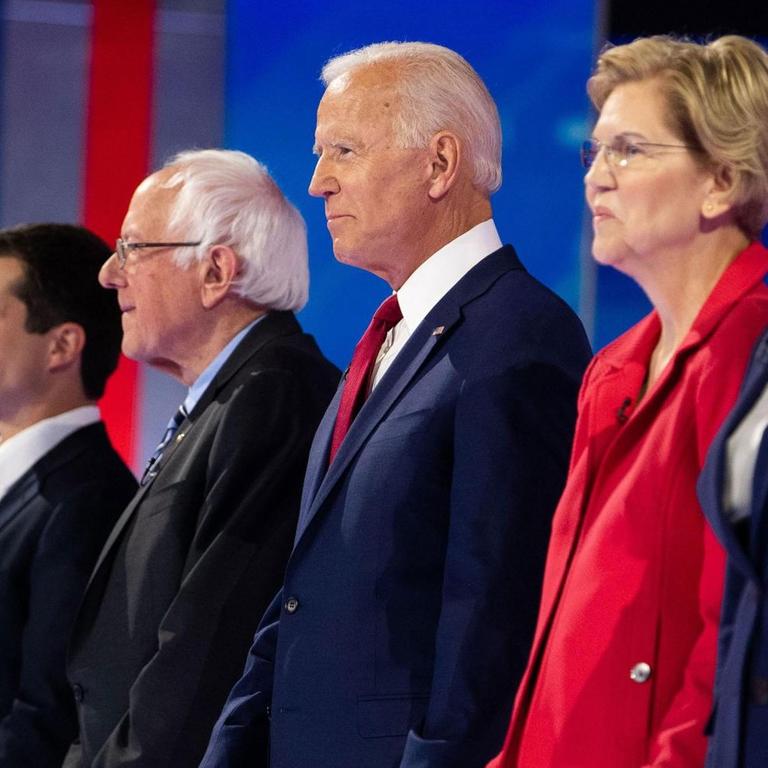 Debattenrunde mit dem demokratischen Kandidaten Cory Booker (l), Pete Buttigieg, Bernie Sanders, Joe Biden, Elizabeth Warren und Kamla Harris im September 2019 in Houston. Sechs Menschen stehen in einer Reihe auf einer Bühne.