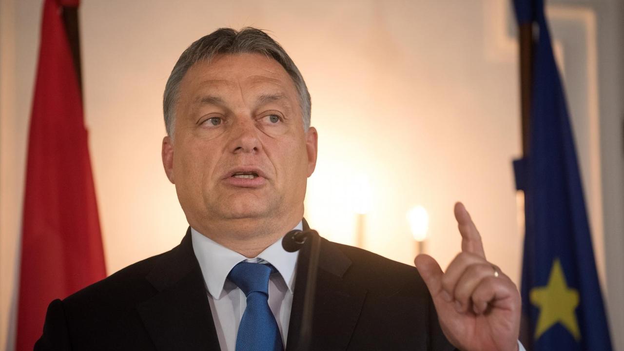 Der ungarische Premierminister Viktor Orban nimmt am 23.09.2015 im Kloster Banz bei Bad Staffelstein (Bayern) als Gast an einer Pressekonferenz anlässlich der Herbstklausur der CSU-Landtagsfraktion teil. Der ungarische Premierminister Viktor Orban nimmt am 23.09.2015 im Kloster Banz bei Bad Staffelstein (Bayern) als Gast an einer Pressekonferenz anlässlich der Herbstklausur der CSU-Landtagsfraktion teil.