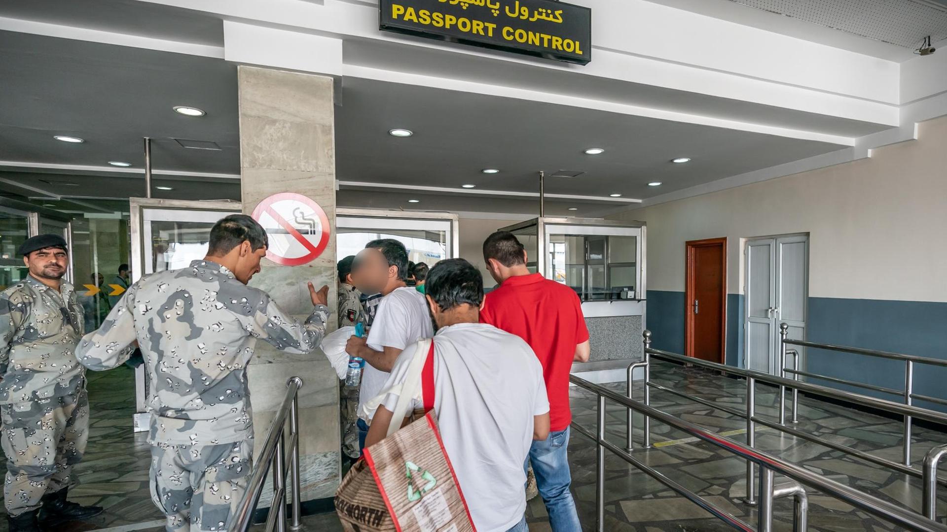 Afghanen stehen nach ihrer Rückkehr an der Passkontrolle in Kabul. 45 abgelehnte Asylbewerber wurden mit dem Sonderflug in Afghanistans Hauptstadt Kabul abgeschoben. Afghanen stehen nach ihrer Rückkehr an der Passkontrolle in Kabul. 45 abgelehnte Asylbewerber wurden mit dem Sonderflug in Afghanistans Hauptstadt Kabul abgeschoben.