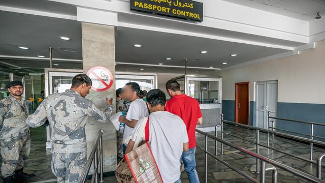 Afghanen stehen nach ihrer Rückkehr an der Passkontrolle in Kabul. 45 abgelehnte Asylbewerber wurden mit dem Sonderflug in Afghanistans Hauptstadt Kabul abgeschoben.