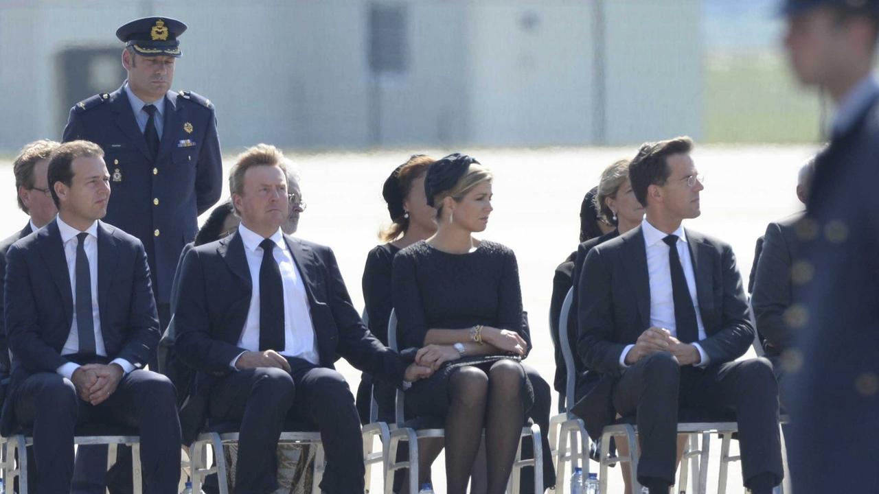 Das niederländische Königspaar Willem-Alexander und Maxima (sitzend, 2. und 3. v. l.) und Premierminister Mark Rutte (sitzend, 4. v. l.) am 23. Juli 2014 auf dem Flughafen von Eindhoven