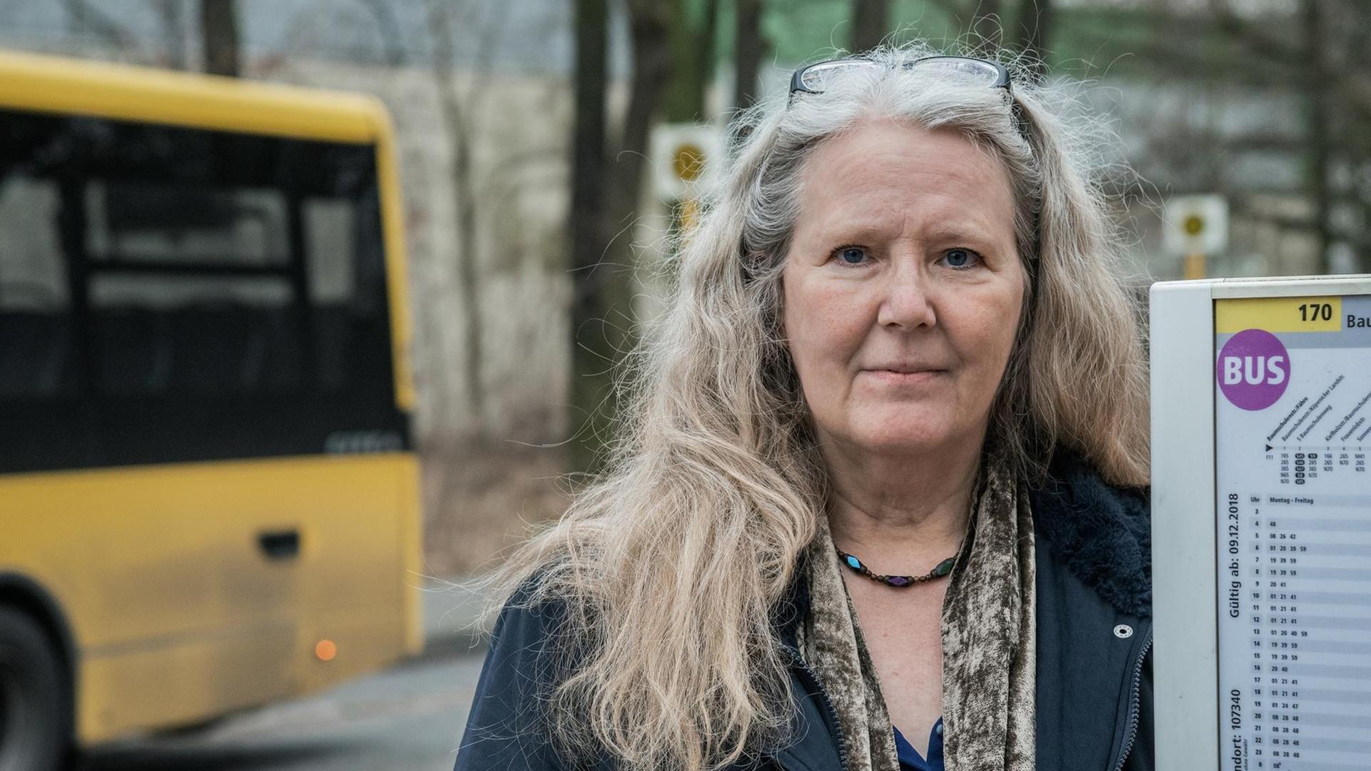 Susanne Schmidt an einer Berliner Bushaltestelle. Susanne Schmidt an einer Berliner Bushaltestelle.