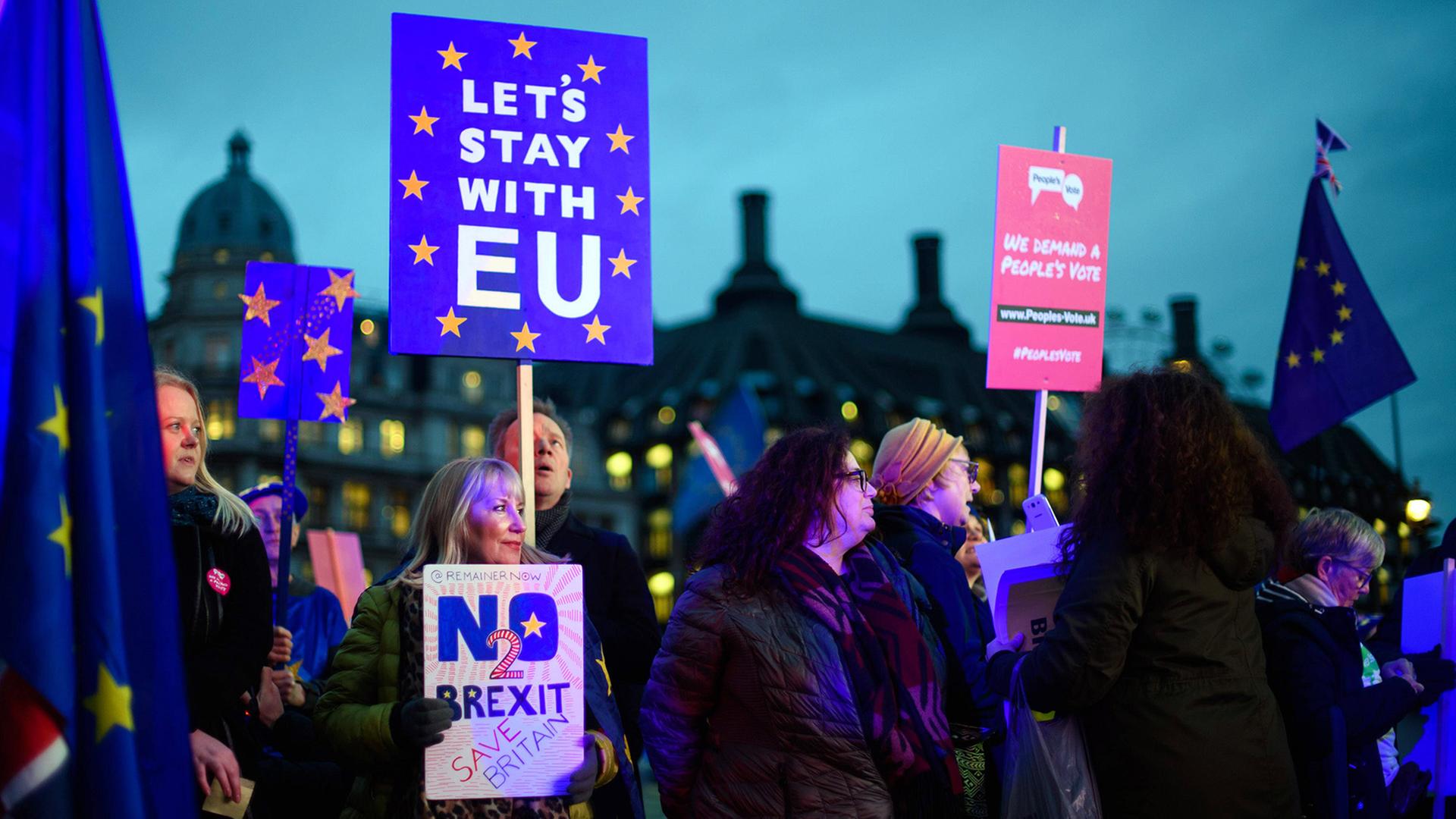 Demonstranten, die den Brexit ablehnen, halten am 15.1.2019 in London Schilder mit der Aufschrift "Let's stay with the EU" und "No 2 Brexit". Demonstranten, die den Brexit ablehnen, halten am 15.1.2019 in London Schilder mit der Aufschrift "Let's stay with the EU" und "No 2 Brexit".