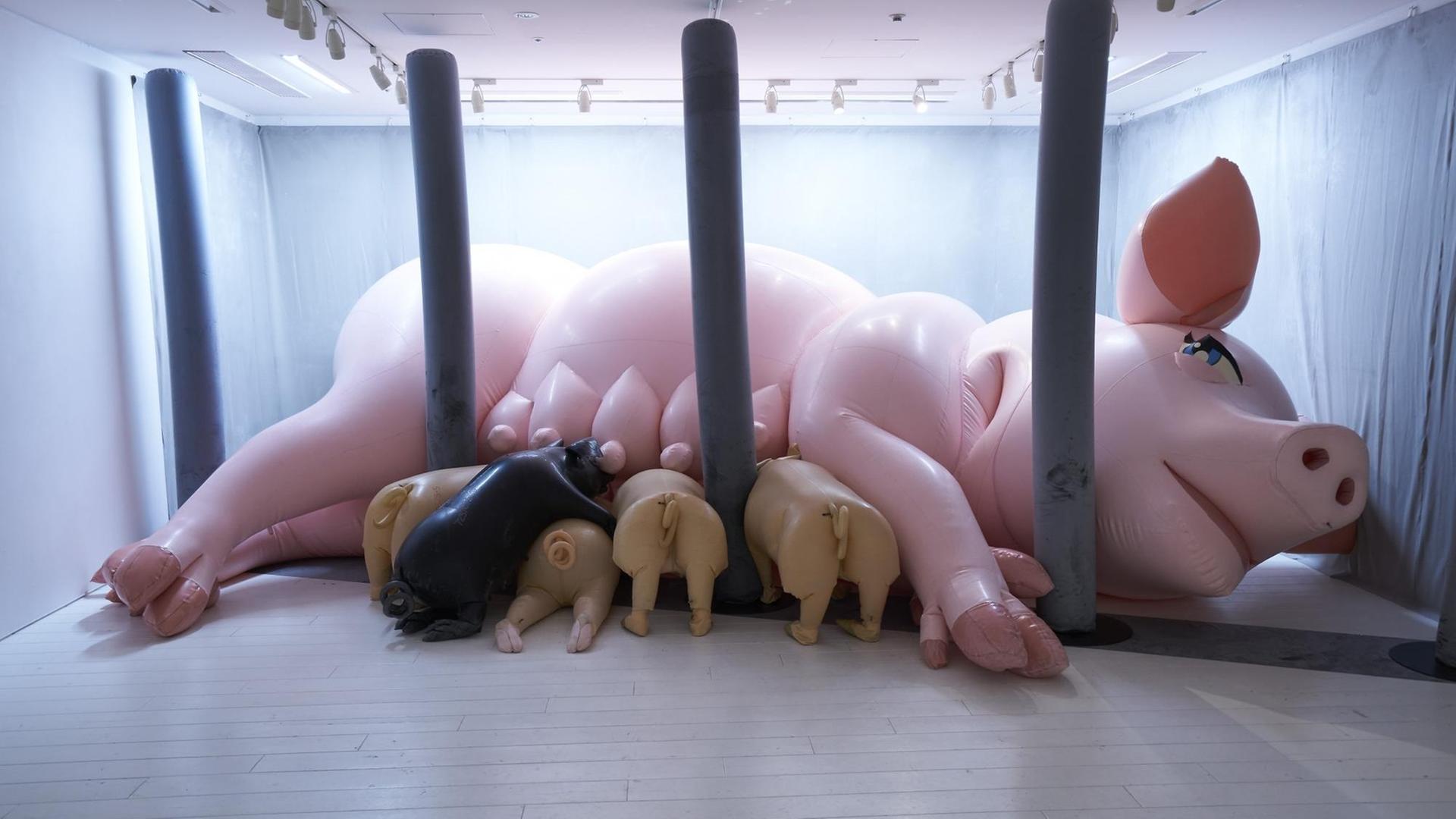 Die Latex-Installation "Pigpen" der japanischen Künstlerin Saeborg auf der Athen Biennale 2018 Die Latex-Installation "Pigpen" der japanischen Künstlerin Saeborg auf der Athen Biennale 2018