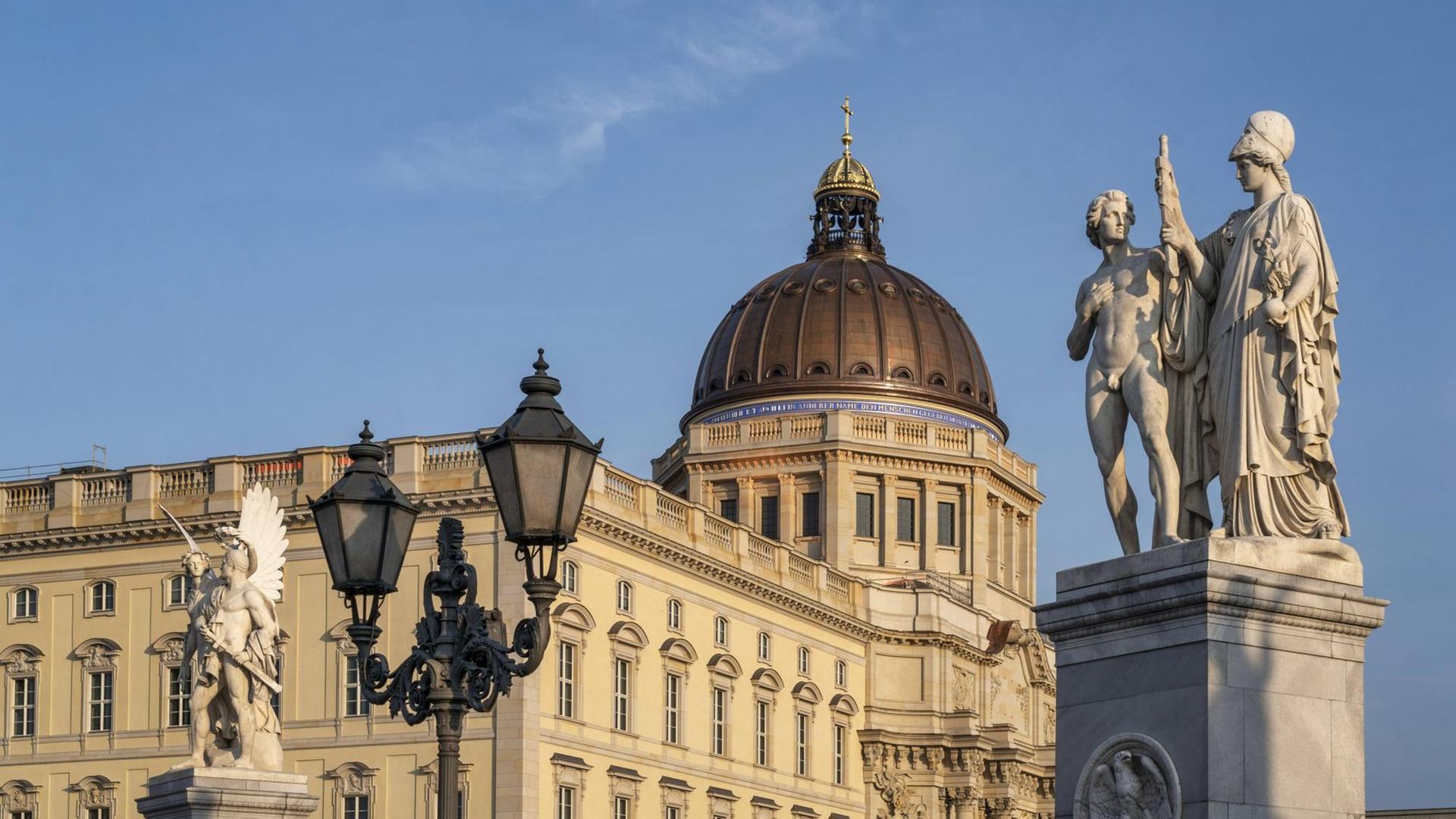 Fassade des Berliner Stadtschlosses mit den Skulpturen der Schlossbrücke, rechts und links im Bild. Fassade des Berliner Stadtschlosses mit den Skulpturen der Schlossbrücke, rechts und links im Bild.