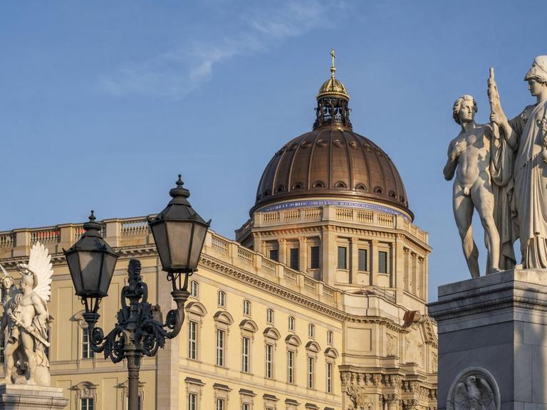 Fassade des Berliner Stadtschlosses mit den Skulpturen der Schlossbrücke, rechts und links im Bild.