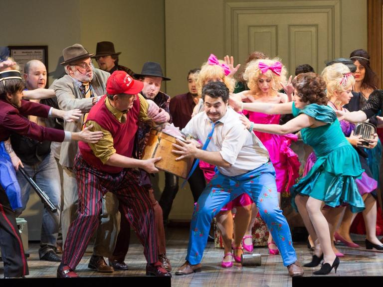 Szene aus der Premiere "Il cappello di paglia di Firenze"( Der Florentiner Hut) von Nino Rota im Musiktheater im Revier in Gelsenkirchen