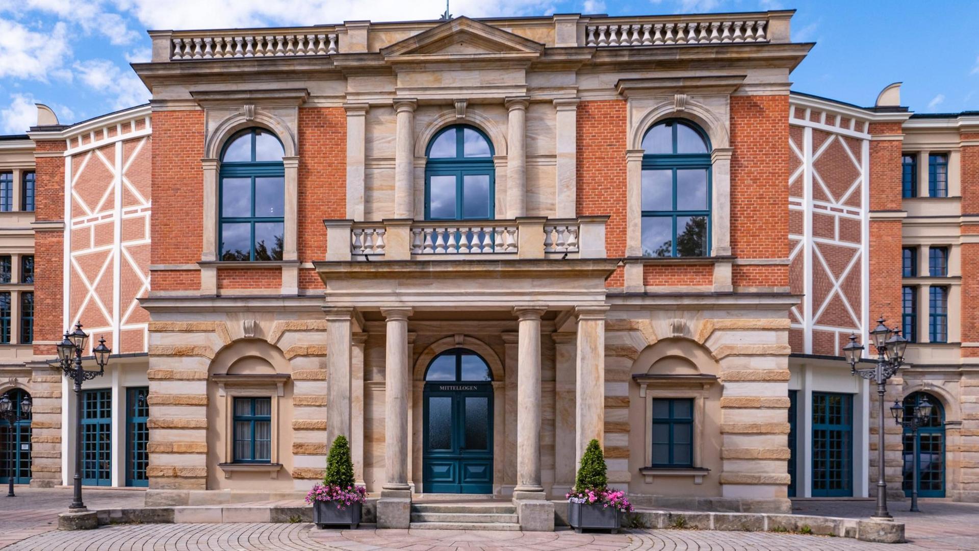 Richard-Wagner-Festspielhaus auf dem grünen Hügel am 12. Juli 2020, im Jahr, in dem die Wagner-Festspiele Corona-bedingt ausfallen. Im Festspielhaus gibt es keine Inszenierung. Richard-Wagner-Festspielhaus auf dem grünen Hügel am 12. Juli 2020, im Jahr, in dem die Wagner-Festspiele Corona-bedingt ausfallen. Im Festspielhaus gibt es keine Inszenierung.