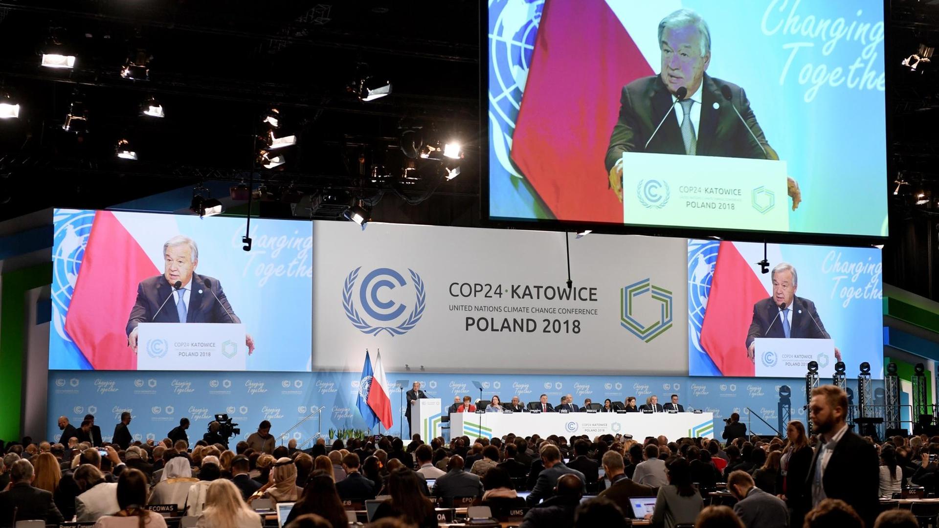 Guterres steht an einem Redepult auf der Konferenz-Bühne. Bilder von ihm werden auf eine Leinwand projiziert. Die Stuhlreihen im Publikum sind gut gefüllt- Guterres steht an einem Redepult auf der Konferenz-Bühne. Bilder von ihm werden auf eine Leinwand projiziert. Die Stuhlreihen im Publikum sind gut gefüllt-