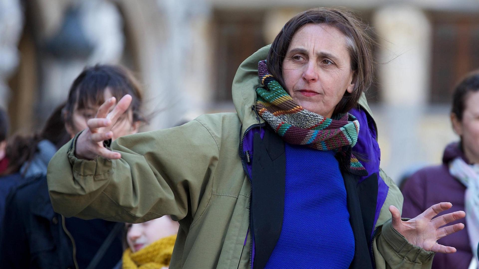 Belgische Choreografin Anne Teresa De Keersmaeker bei der Aktion "Slow Walk" in Brüssel, 23.04.2016 Belgische Choreografin Anne Teresa De Keersmaeker bei der Aktion "Slow Walk" in Brüssel, 23.04.2016