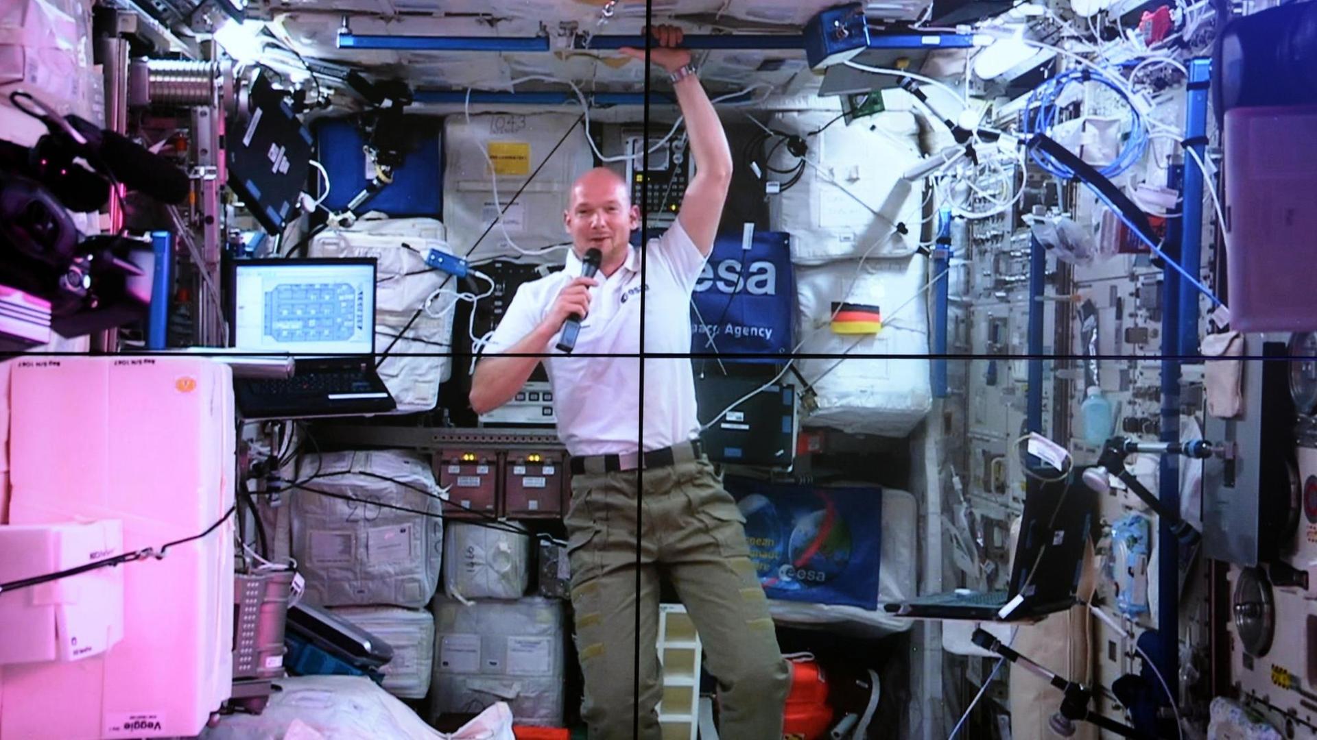 Der deutsche Astronaut Alexander Gerst ist am 05.06.2014 im European Astronaut Centre in Köln (Nordrhein-Westfalen) auf einem Bildschirm zu sehen.
