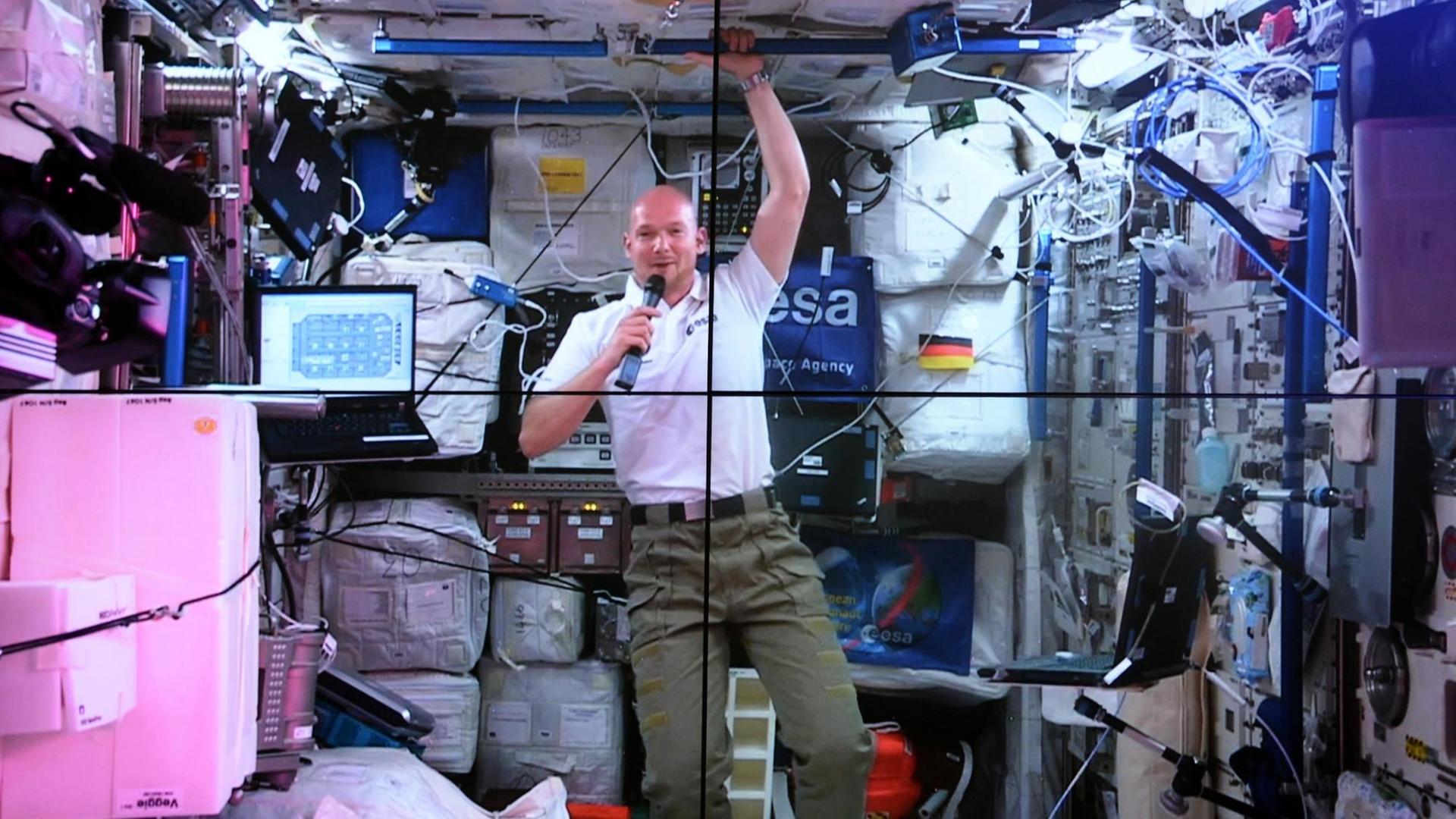 Der deutsche Astronaut Alexander Gerst ist am 05.06.2014 im European Astronaut Centre in Köln (Nordrhein-Westfalen) auf einem Bildschirm zu sehen. Der deutsche Astronaut Alexander Gerst ist am 05.06.2014 im European Astronaut Centre in Köln (Nordrhein-Westfalen) auf einem Bildschirm zu sehen.