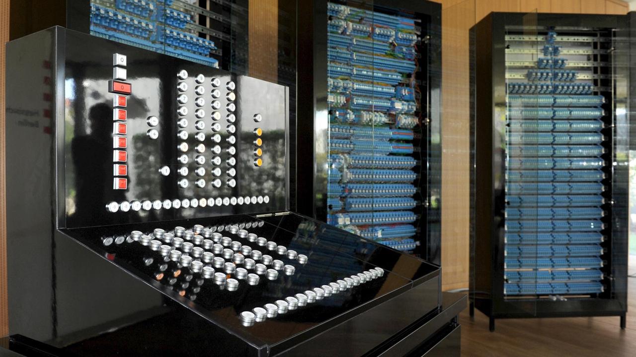 Ein Nachbau des Z3 von Konrad Zuse, der Erfinder der ersten programmierbaren Rechenmaschine, steht am Mittwoch (15.09.2010) in der hessischen Landesvertretung in Berlin. Die Rechenmaschine, deren Original bei einem Bombenangriff 1943 zerst Ein Nachbau des Z3 von Konrad Zuse, der Erfinder der ersten programmierbaren Rechenmaschine, steht am Mittwoch (15.09.2010) in der hessischen Landesvertretung in Berlin. Die Rechenmaschine, deren Original bei einem Bombenangriff 1943 zerst