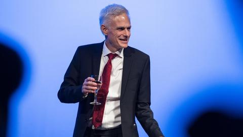 Der Schrifsteller Rainald Goetz hält bei der Verleihung des Georg-Büchner-Preises 2015 ein Glas Wein in der Hand