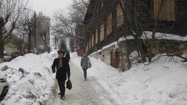 Passanten auf ungeräumten Wegen in Kirow, Russland.