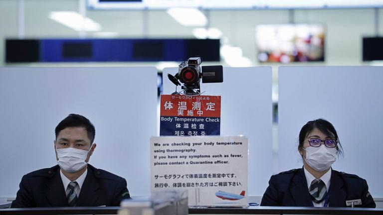 16.01.2020, Japan, Tokio: Quarantine officers conduct body temperature check for passengers at the quarantine station of the international terminal at Tokyo International Airport at Haneda in Tokyo, Japan, Thursday, Jan. 16, 2020. The Japanese health ministry said Thursday it has confirmed the first case of infection in the country from a new type of coronavirus that led to an outbreak of viral pneumonia in the Chinese city of Wuhan. (Jiji Press/Aya Yoshida) Foto: Aya Yoshida/Jiji Press/dpa | 16.01.2020, Japan, Tokio: Quarantine officers conduct body temperature check for passengers at the quarantine station of the international terminal at Tokyo International Airport at Haneda in Tokyo, Japan, Thursday, Jan. 16, 2020. The Japanese health ministry said Thursday it has confirmed the first case of infection in the country from a new type of coronavirus that led to an outbreak of viral pneumonia in the Chinese city of Wuhan. (Jiji Press/Aya Yoshida) Foto: Aya Yoshida/Jiji Press/dpa |