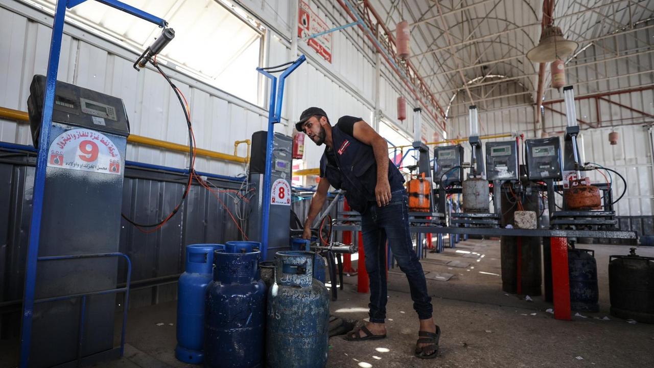Ein Mann in Gaza-Stadt im Gazastreifen füllt im August 2018 blaue Haushaltsgasflaschen mit Gas aus Ägypten.