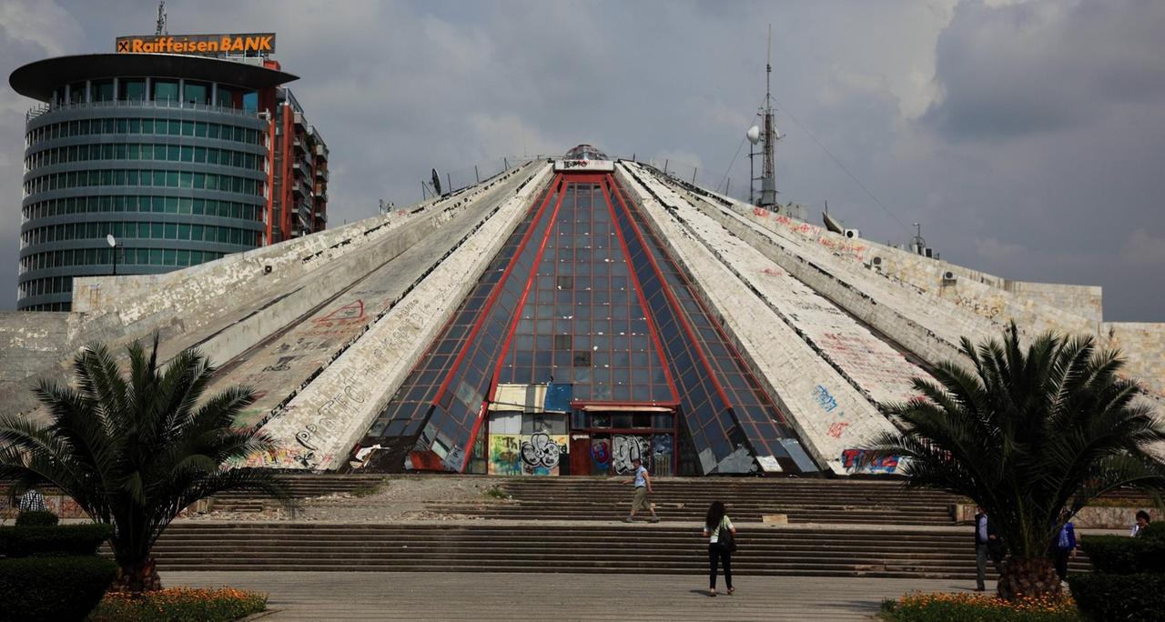 Bildnummer: 60628003 Datum: 08.08.2013 Copyright: imago/imagebroker Pyramide, einst als Mausoleum für Enver Hoxha gedacht, heute Kultur- und Konferenzzentrum, Tirana, Albanien