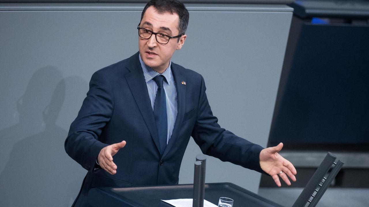 Özdemir am Rednerpult. Özdemir am Rednerpult.