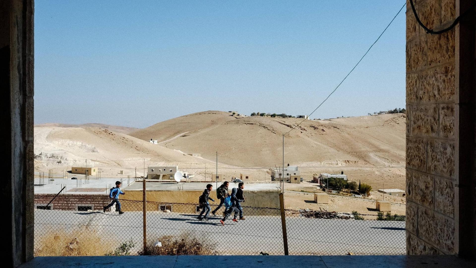 Blick aus seinem Fenster auf Kinder auf der Straße im Westjordanland