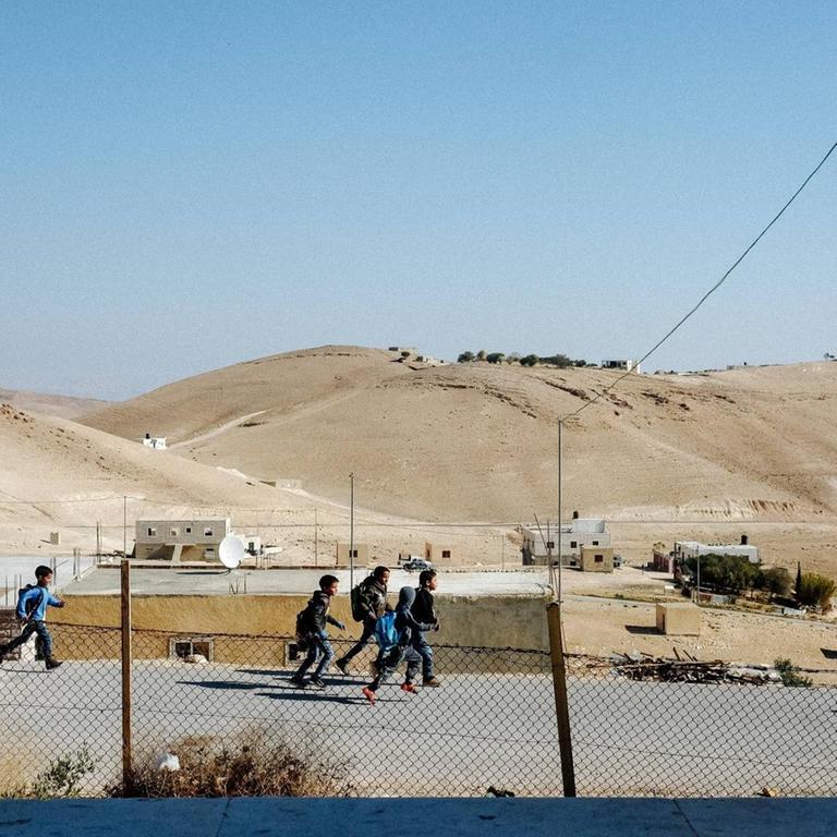 Blick aus seinem Fenster auf Kinder auf der Straße im Westjordanland