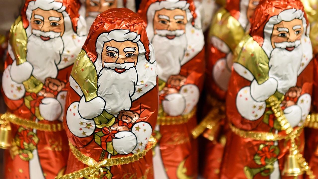 Weihnachtsmänner aus Schokolade stehen in einem Kaufhaus. Weihnachtsmänner aus Schokolade stehen in einem Kaufhaus.