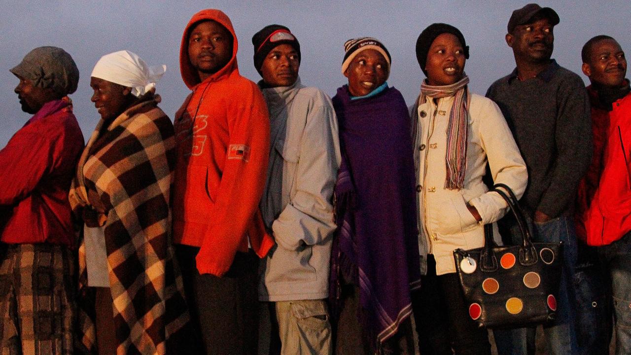 Simbabwer stehen Schlange bei den Präsidentschaftswahlen 2013 in einem Vorort der Hauptstadt Harare. Simbabwer stehen Schlange bei den Präsidentschaftswahlen 2013 in einem Vorort der Hauptstadt Harare.