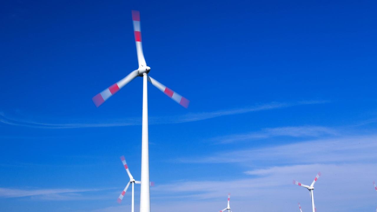 Ein Windrad dreht sich in der Nähe von Schönberg (Mecklenburg-Vorpommern). Ein Windrad dreht sich in der Nähe von Schönberg (Mecklenburg-Vorpommern).